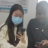 还是黑人老哥吃香，地铁上加中国女孩的微信