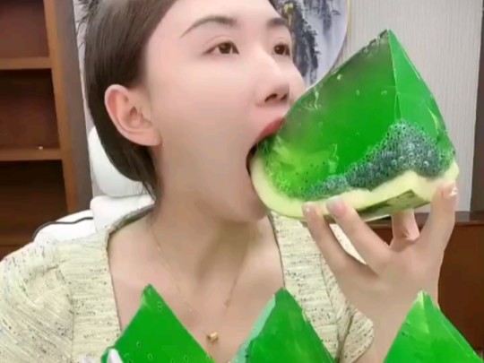 大姐姐吃的西瓜怎么是绿色的！
