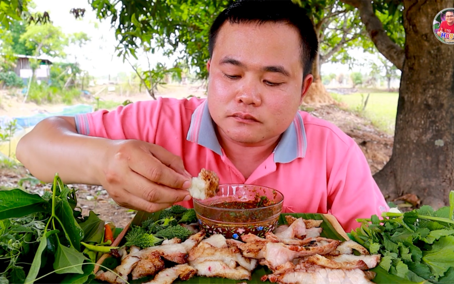泰国嗯哼哥吃播 今天吃烤肉 小苦瓜 生菜和糯米饭