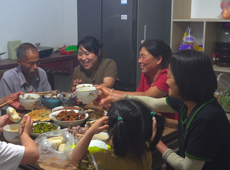 婆婆去看娘家妈，2人见面笑哈哈，作为子女感觉此刻幸福具像化了