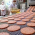 韩国食品工厂汉堡包的制作生产过程，工厂大批量食品生产