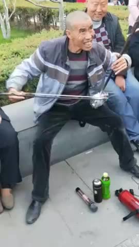 大爷拉二胡表情很到位