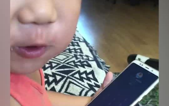 天津3岁男孩接听骚扰电话，推销员直接被搞懵了，秒挂……