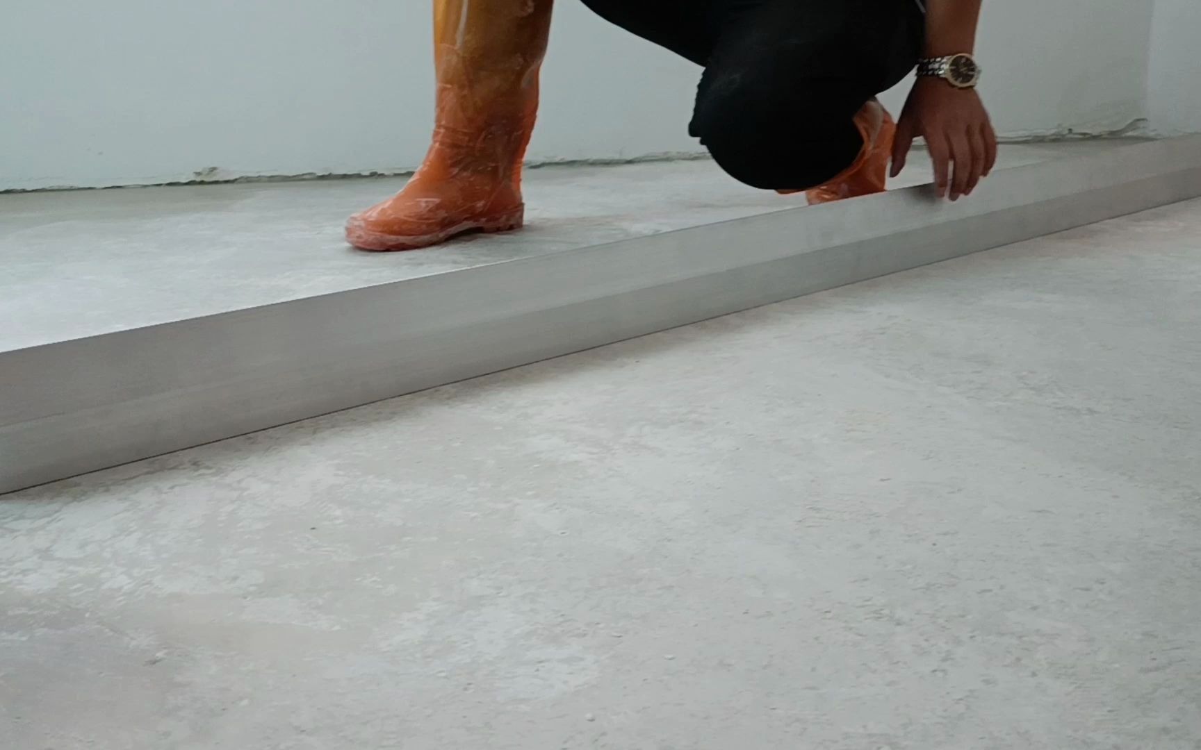 爱多邦新材料石膏基自流平平整度测量