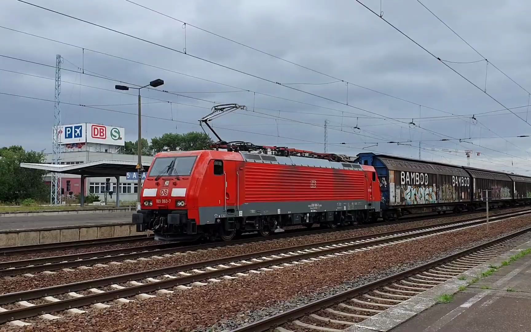 【远看还以为和谐电开过来了】在柏林机场T5航站楼站拍摄的德铁货运列车视频