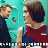 一对小情侣，突然在深夜的商务舱中放飞起了自我，可这却让坐在前排的男人如坐针毡，为了避免尴尬，男人只好去往了位于飞机前端的厕所