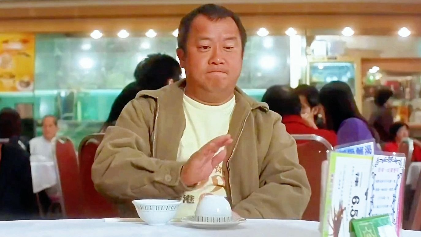 ”一家人看促销一元一桌一只鸡，抠门的分坐四桌，不料最后含泪吃完“