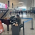 机场路人弹奏钢琴，弹的太好了