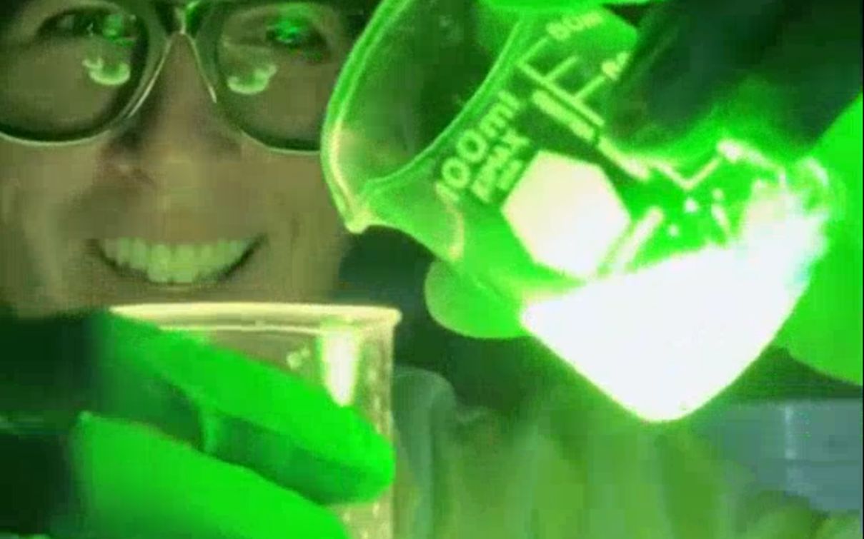 这种化学颜料能发光？化学老师今天不开灯做实验！