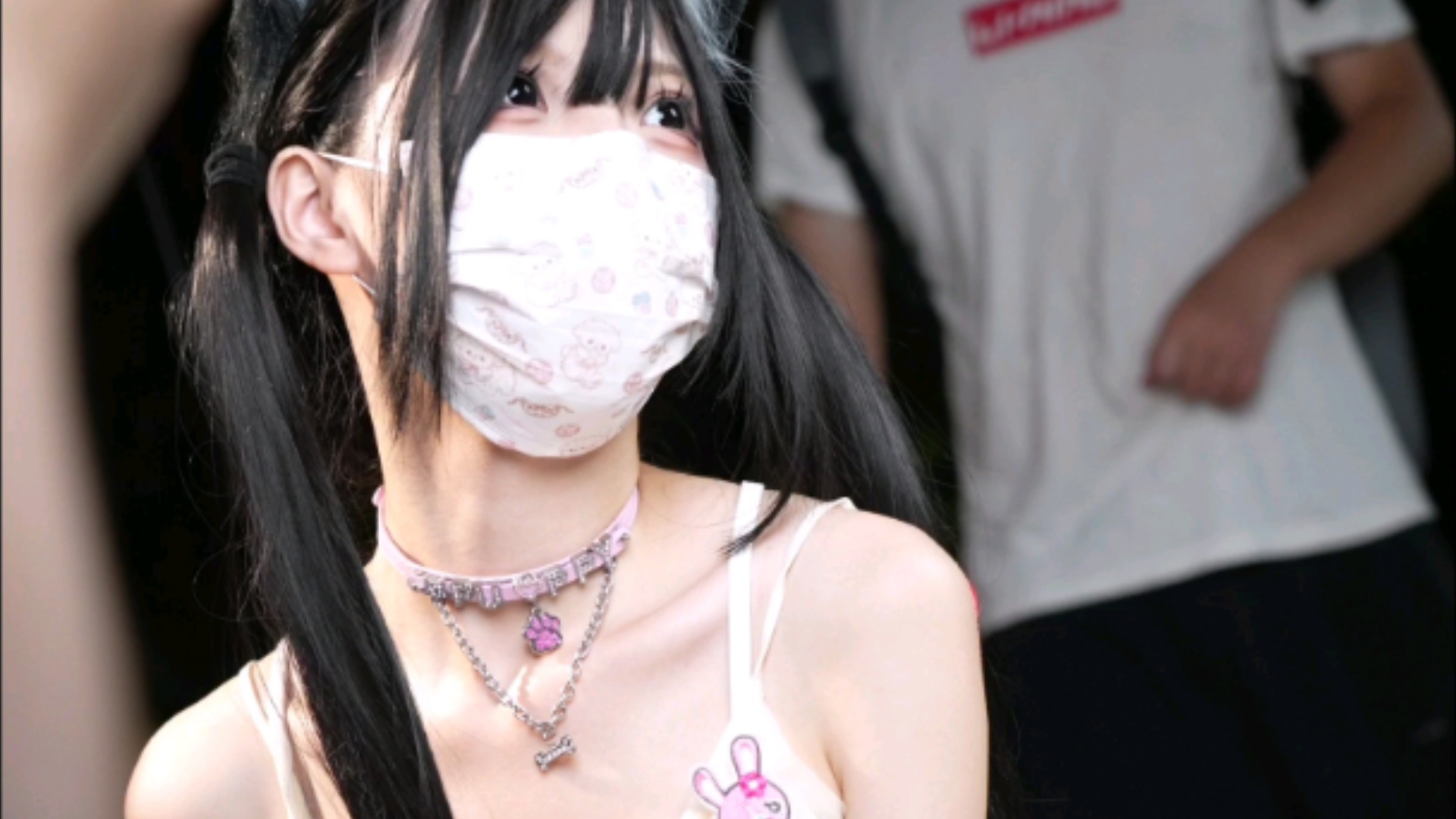 Strawberry Rabbit Thousand Layer Sling - Pink Cartoon Floral White Silk, so many people crowded left and right flashing, Firefly Comic Con 33rd July old exhibition