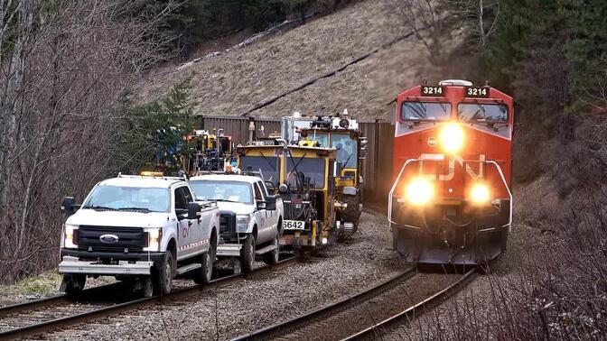 加拿大货列(CN)和MOW铁路集团在弗雷泽峡谷