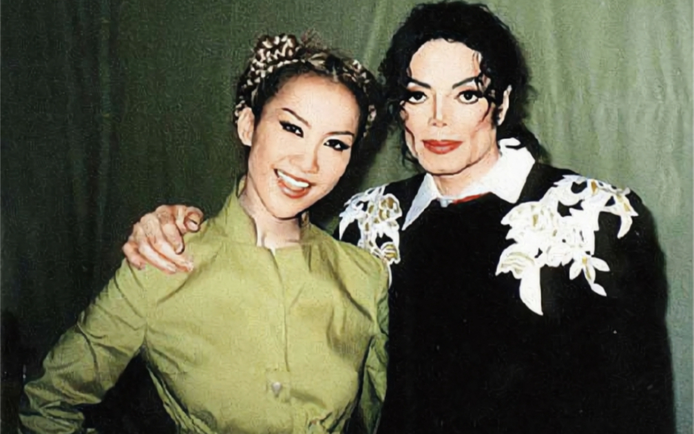 1999年#迈克尔杰克逊 与#李玟 初次合影，还邀请李玟作为演唱会上的表演嘉宾
