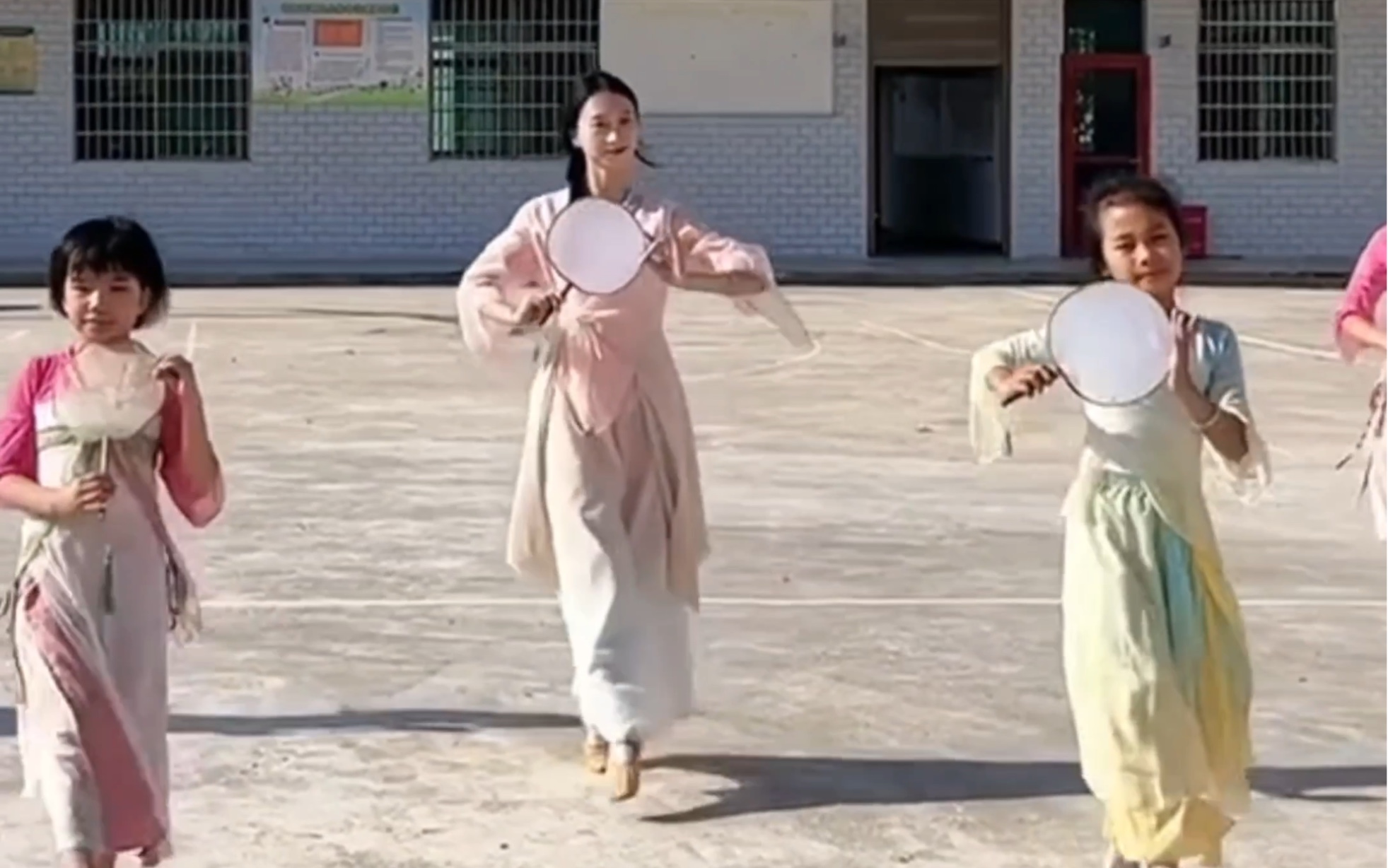 11月28日，湖南衡阳。乡村舞蹈班的第一支成品舞，学校成立兴趣班还建立了舞蹈室，老师像一束光，照进了孩子们的心里。