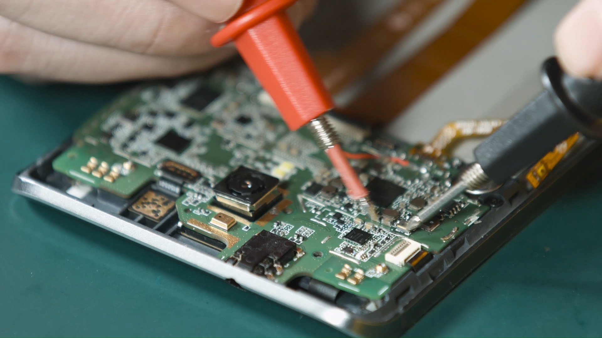 【空镜素材】电路板焊接