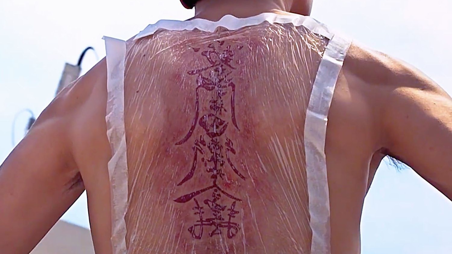 ”为了不得精神病，他在后背纹了一道百邪不侵符，为了积德曾阳寿，他把即将变成考乳鸽的鸽子在庙前放生“