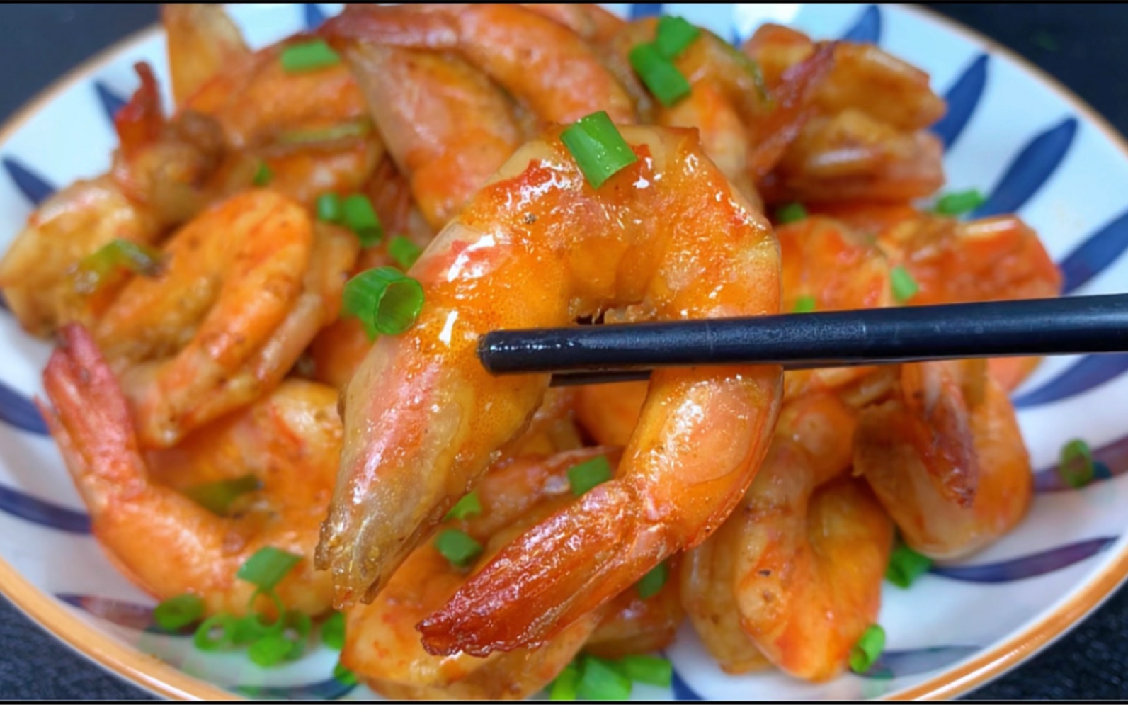 油焖大虾家常做法，鲜香酥脆又营养，做法简单，连吃3天都不腻