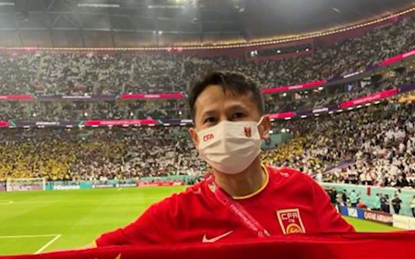 “退钱哥”在世界杯戴口罩展示五星红旗，却被骂博眼球丢人现眼