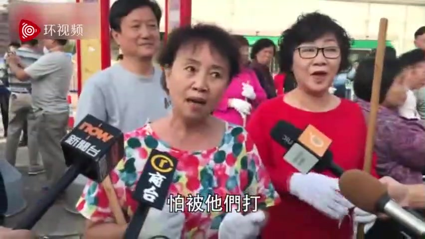 香港阿姨大骂暴徒破坏香港，自发清理路障！