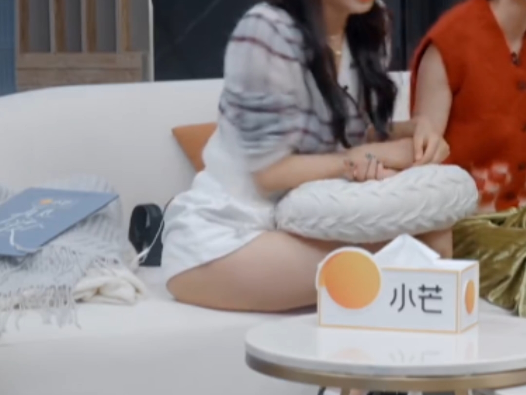 孙怡综艺穿搭，短裙长腿