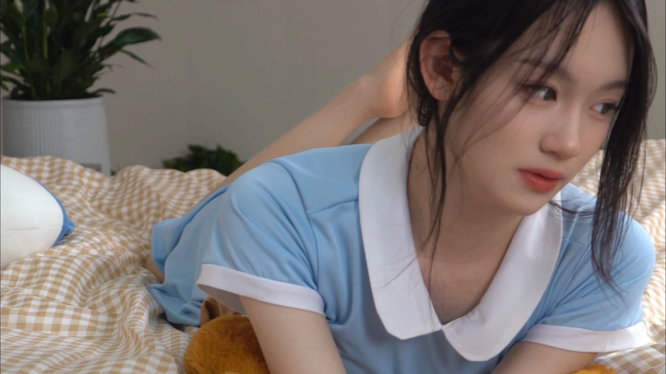 校花级女大，好利来制服。0D超薄，4K摄影