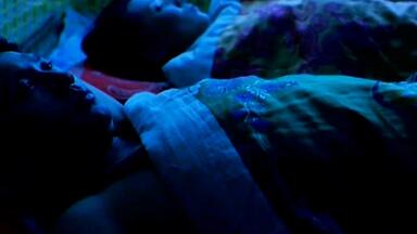 《暖春》我们哭的何止是小花？是童年巷口递来糖果的孤寡阿婆，是地震中用<em class="keyword">脊梁</em>为我们扛断梁的陌生叔叔，是每个在深渊边拉住我们的“宝柱爹”#