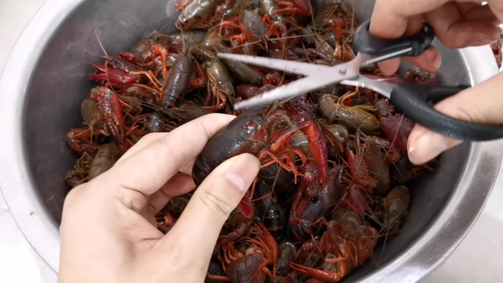 四川师傅手把手教你清洗小龙虾，最实用的两个技巧，值得收藏！