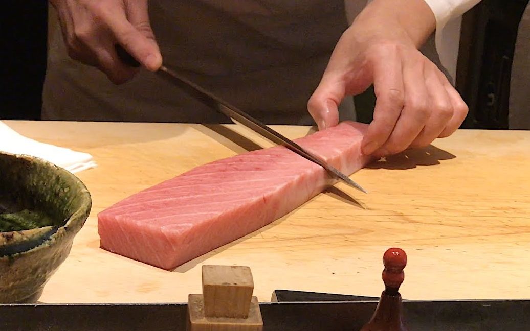看看日本寿司店大厨如何制作寿司，看似简单，实际厨艺功底很深