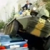 立陶宛首都市长驾装甲车碾违章停车车辆