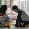 9岁哥哥怂恿3岁妹妹摸蚕，妹妹不敢，哥哥使出绝招