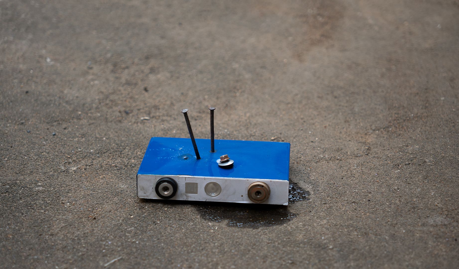 钢钉刺穿磷酸铁锂大单体，会怎么样呢？