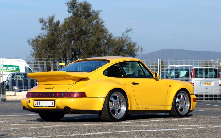 在德国高速公路上尾行保时捷964 turbo