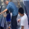 老人带孩子上电梯误乘上行电梯，幸亏好心男子把电梯紧急制动