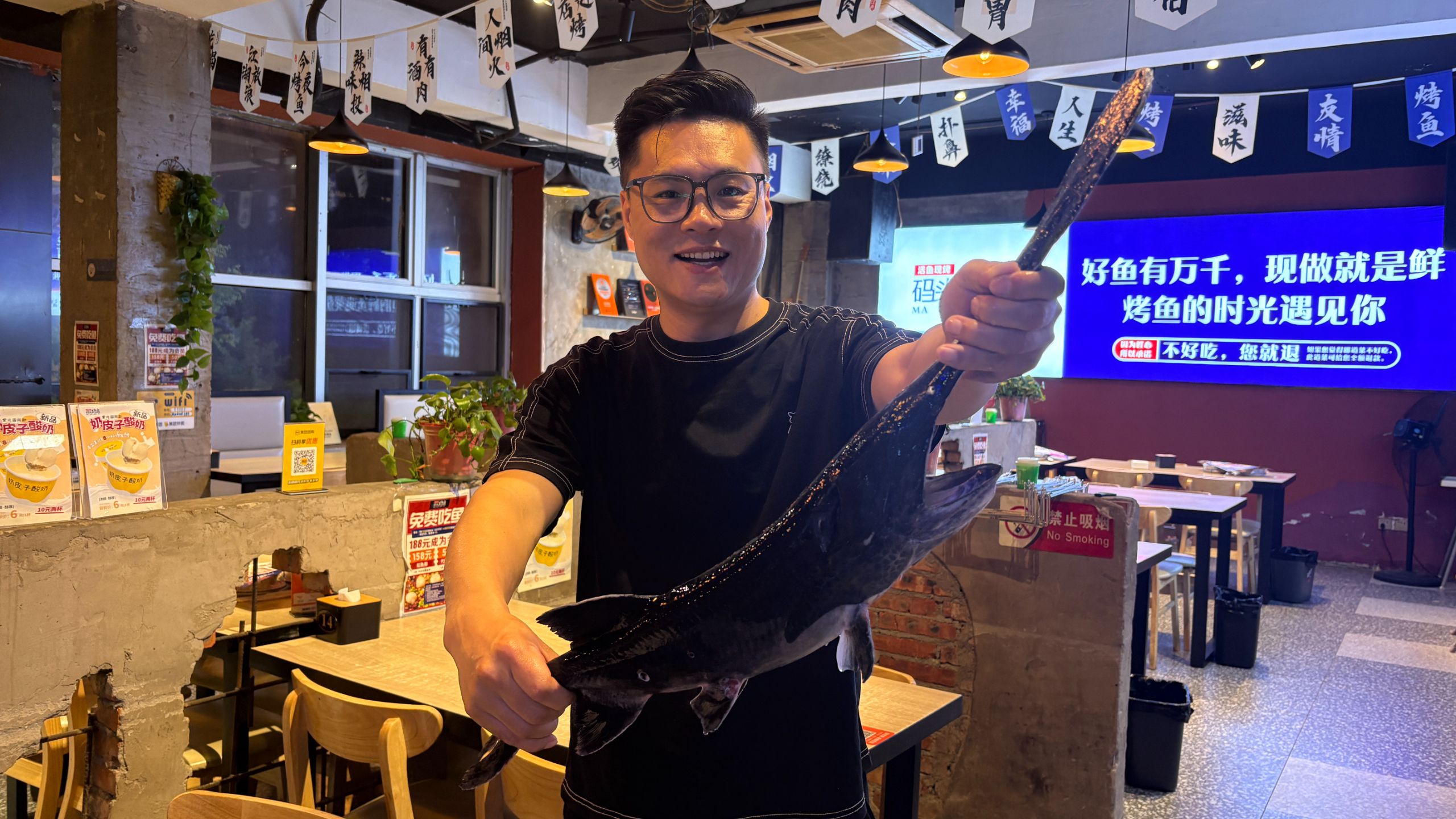 今天剩了条鱼，客人嫌弃太怪不吃，只能自己吃了