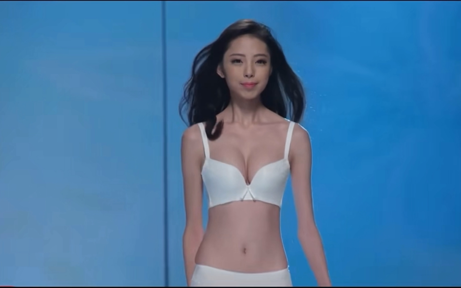 Microfat Model Walking Season 1