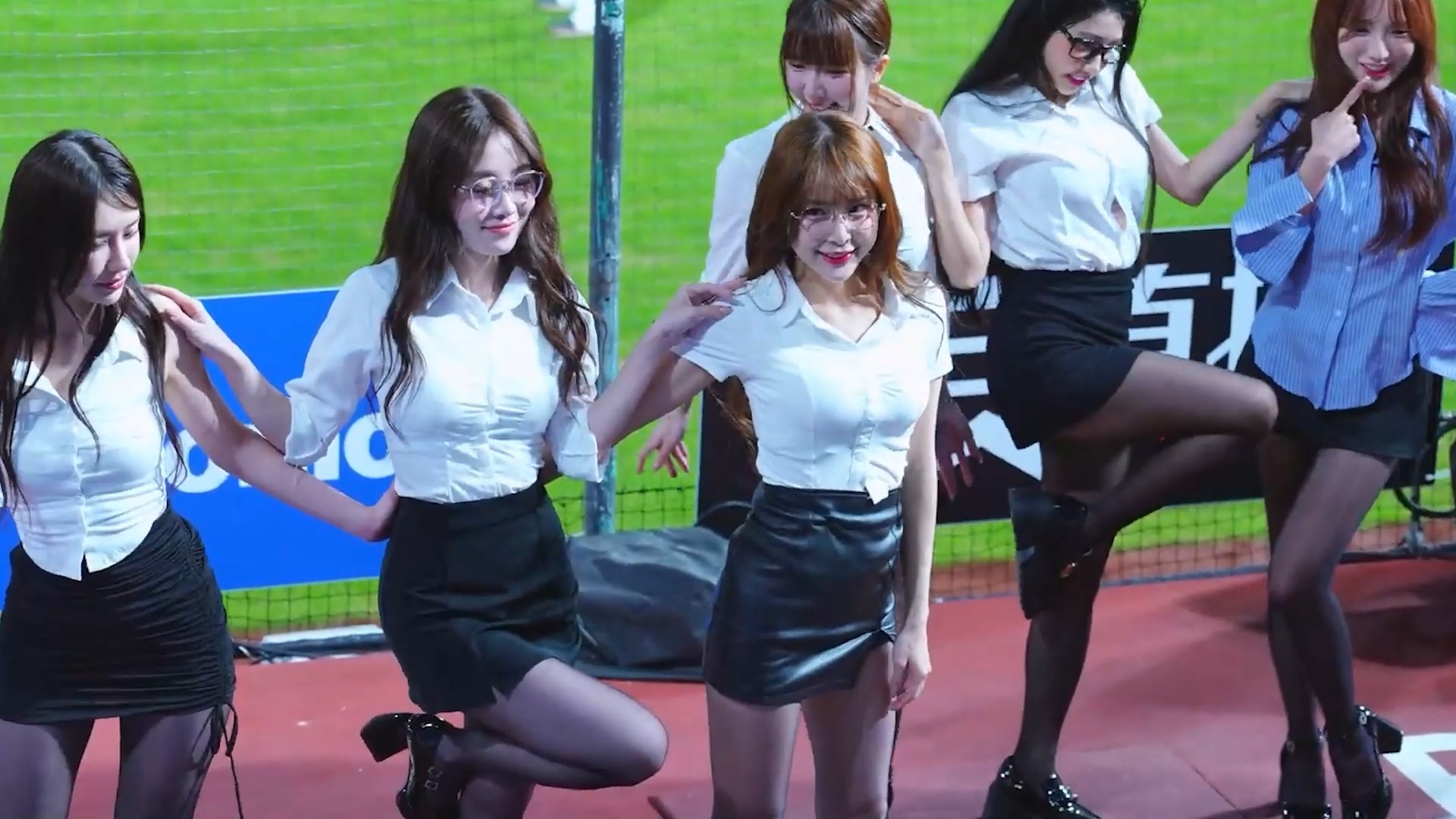 全员OL Rakuten Girls 乐天桃猿啦啦隊（全员制服套装2）