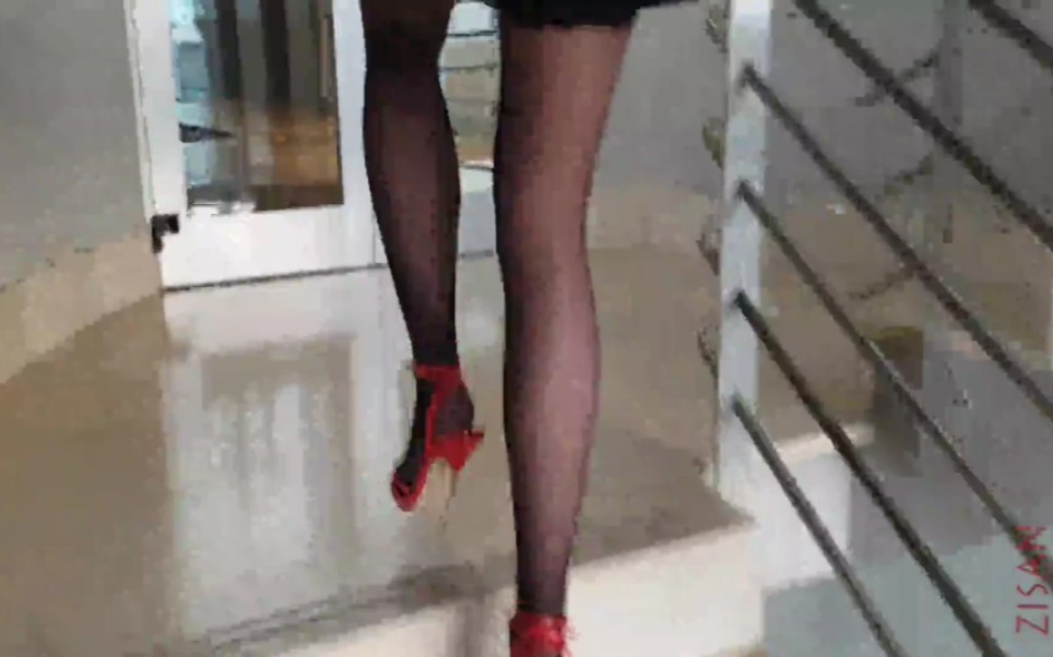 16厘米金属高跟上楼梯