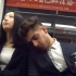 中外两小伙地铁里同时搭讪中国大凶姑娘，结尾亮了