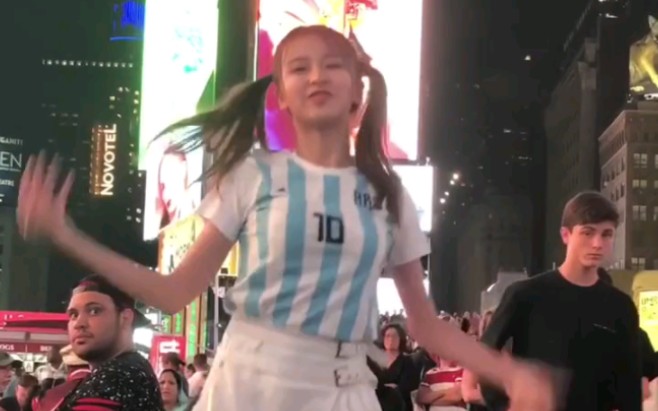 金子涵 纽约时代广场跳舞