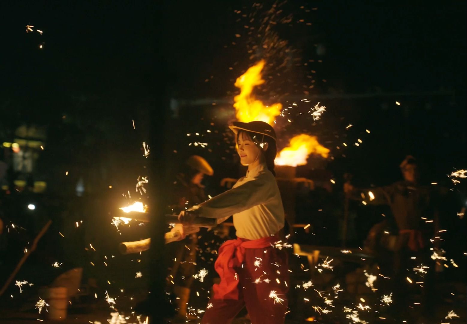 我是千年来确山打铁花的第一个女传人，但肯定不是最后一个