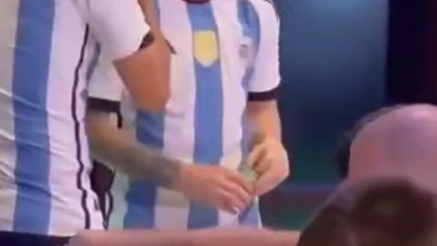 阿根廷夺冠吃饭梅西被偷拍视角