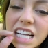 论牙齿对颜值的影响，小姐姐戴上假牙以后年轻十岁，但护理起来也很麻烦！