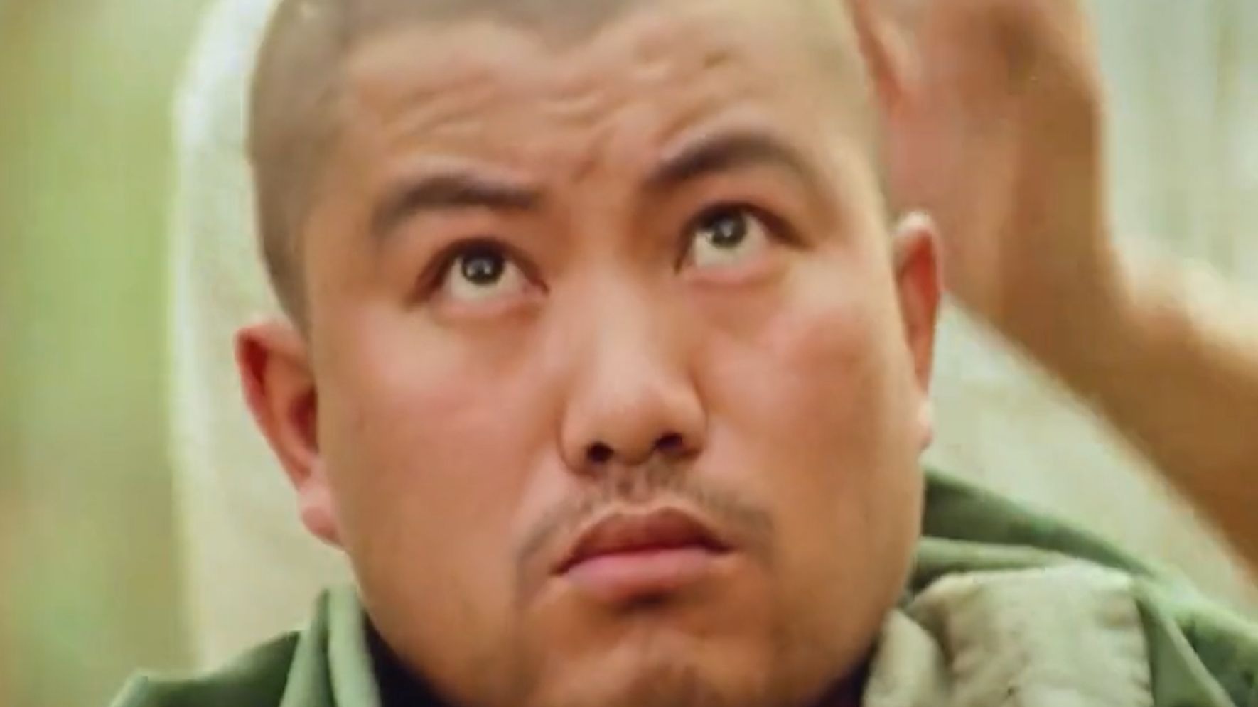 部队里有着不成文规定，只要被选上尖刀连的战士，就必须在战前剃光头发！高山下的花环！