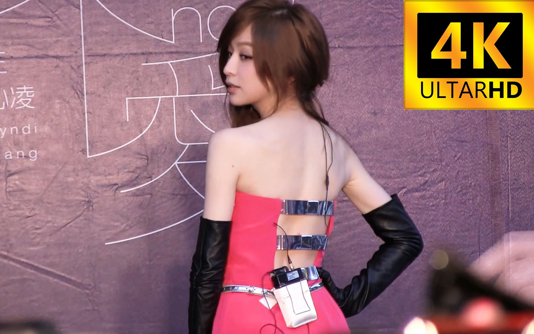 【4K修复】〈P1〉Cyndi这个造型太漂亮了！半露香肩拍照，女神本神了