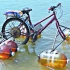 小伙给自行车装上水桶和马达，开到水里后，神奇的一幕开始了！