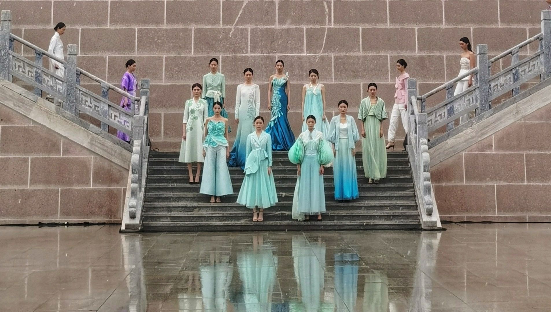 “斜风细雨不须归”，近50位女性驻华大使、高级女外交官，以及70余名外国媒体在华女记者在小雨中观赏中式服装秀。一次特别的体验！
