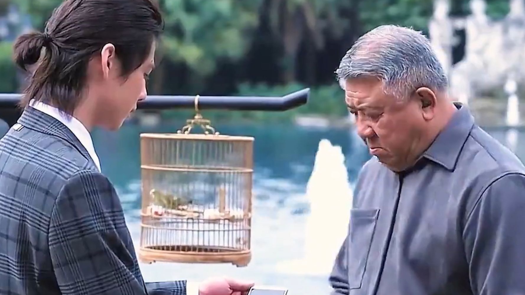 ”当过黑社会的都知道， 54部老人机代表54个保护伞，数字越大保护伞级别越高“