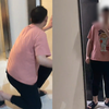 女子办公楼上厕所遭小伙趴地偷窥，追出后四目相对：第一时间报警