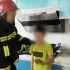 家中失火10岁孩子教科书式自救！消防员都给他点赞