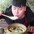 三德子在家炖了一锅鱼汤，砂锅加豆腐香菇特别香，只喝汤不吃饭