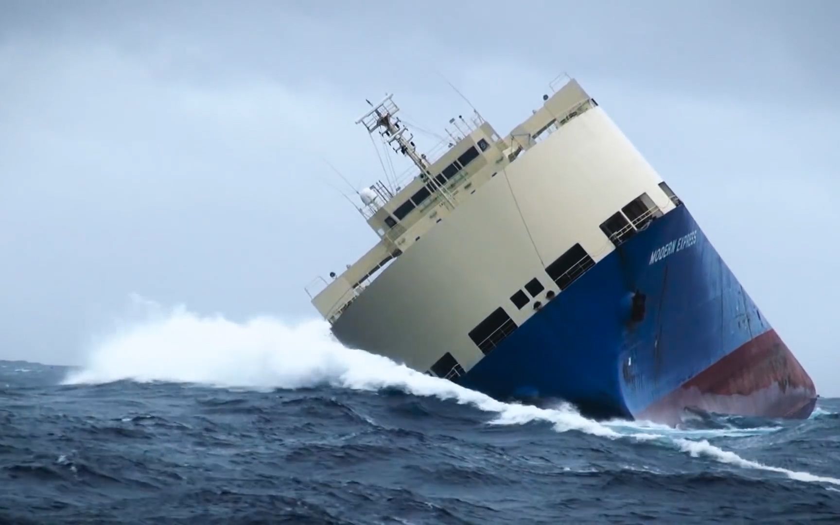 36000吨的大货船：被海上风暴吹歪，看看如何救援？场面不多见
